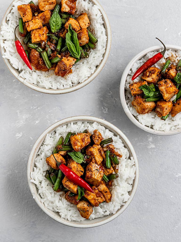 Tofu su šparaginėmis pupelėmis ir aštriu juodųjų pipirų padažu