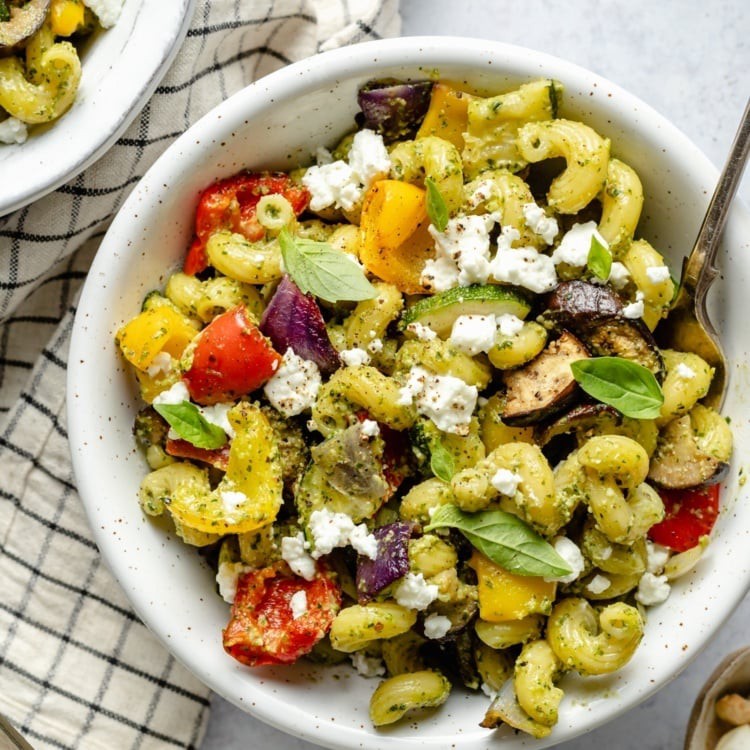 Makaronai su keptomis daržovėmis, anakardžių pesto padažu bei ožkos sūriu