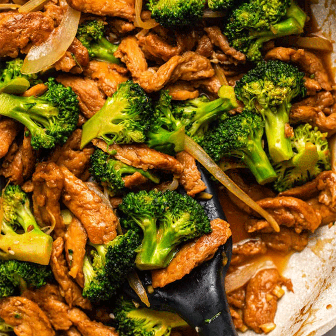Veganiškos "jautienos" ir brokolių patiekalas