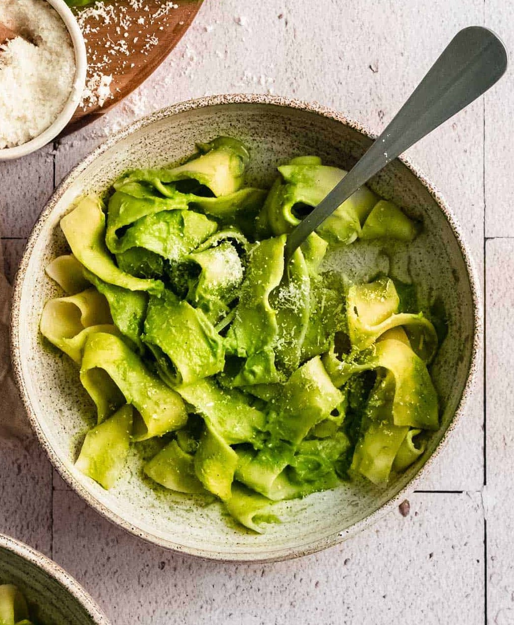 Makaronai su žirnelių, avokado, špinatų ir baziliko padažu