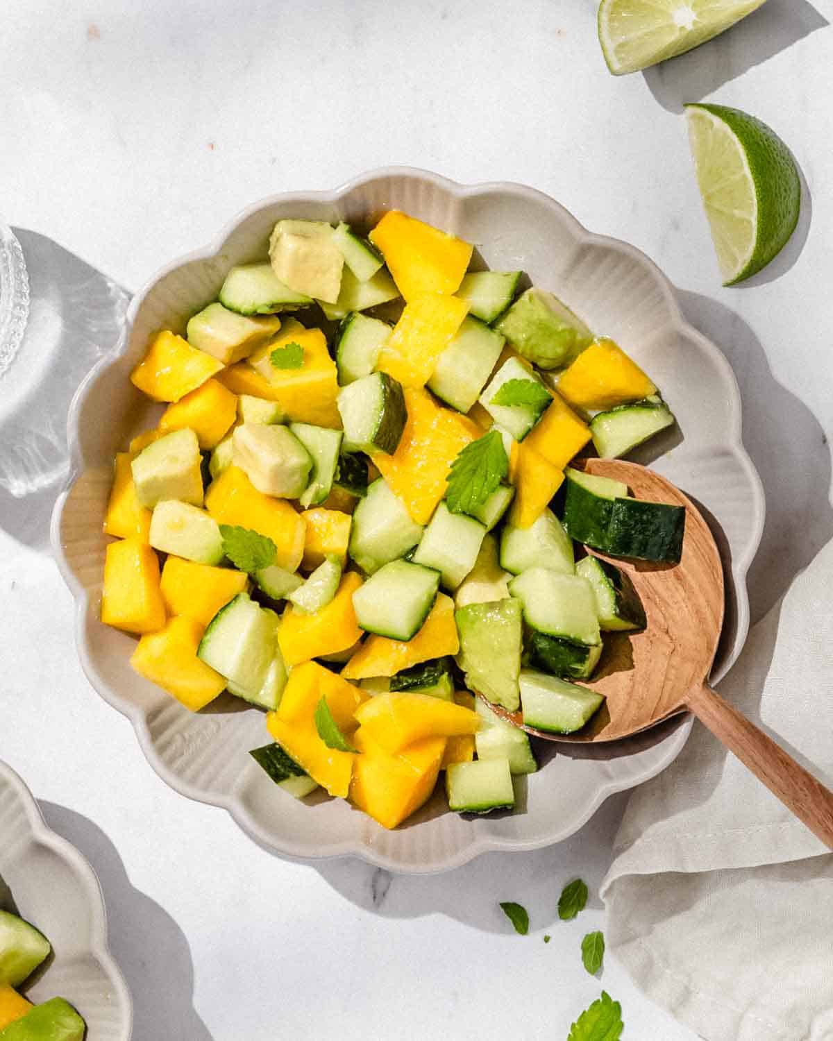 Mango, avokado ir agurkų salotos