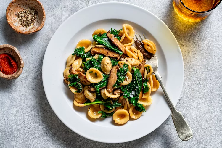 Makaronai su grybais SHIITAKE ir žalumynais