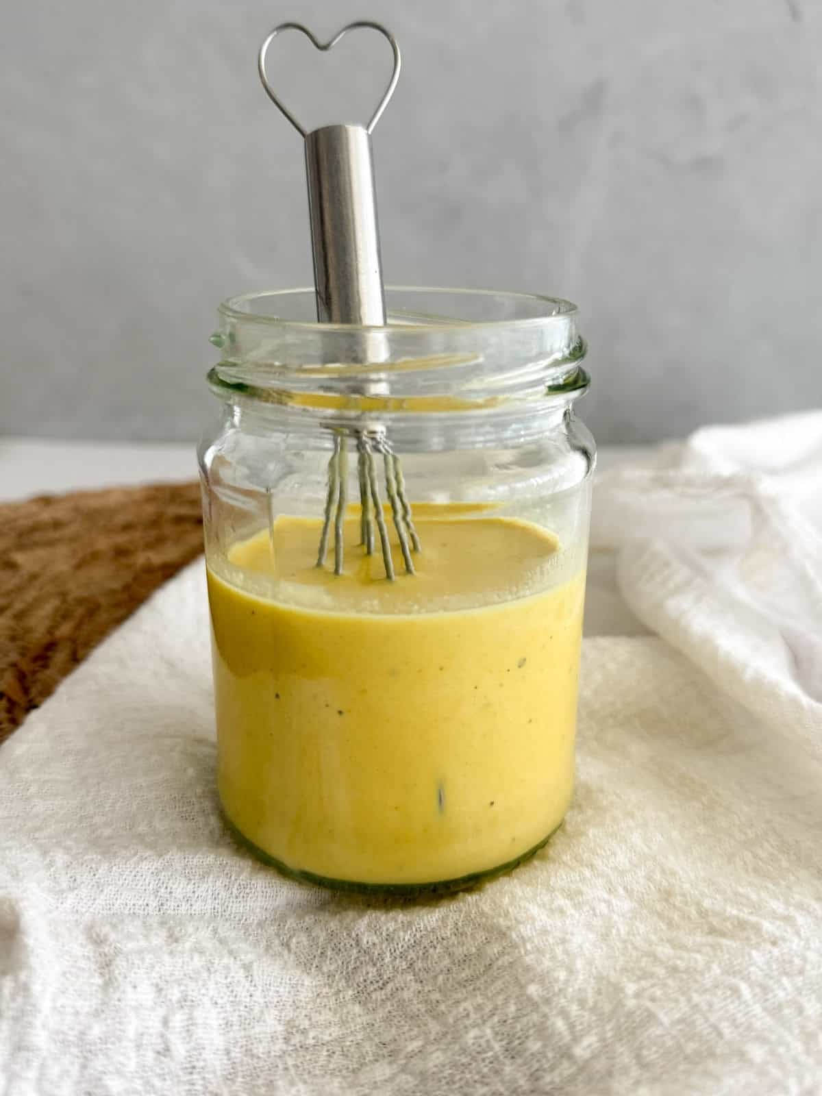 Ciberžolės ir tahini (sezamų pastos) padažas