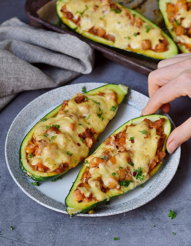 Veganiški cukinijų laiveliai su avinžirniais